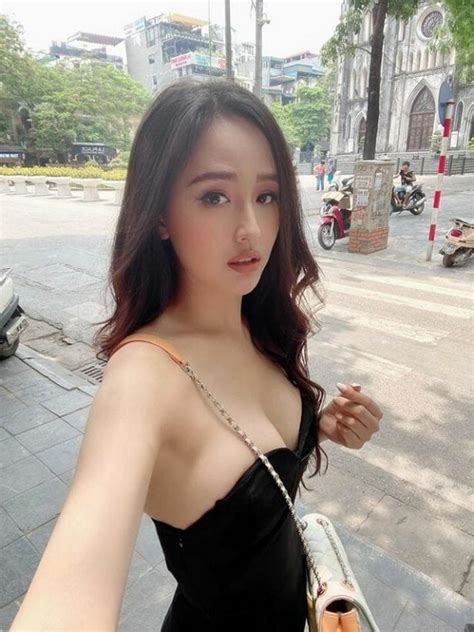 Hoa Hậu Mai Phương Thuý Ngọc Hân Khoe Bộ ảnh Bikini Bán Nude Nóng