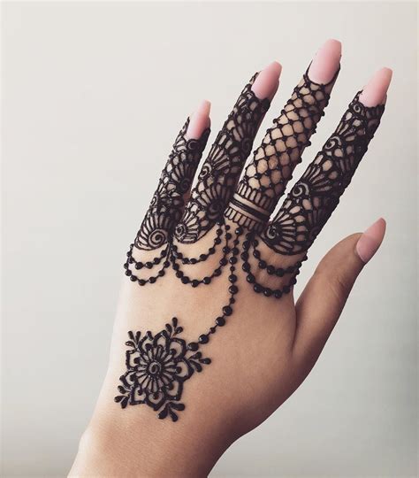Coloring hands, legs with henna paste or mehndi is a popular practice in india,pakistan and arabian countries. Mehandi Design Patch Image : Prettiest Floral Mehendi ...