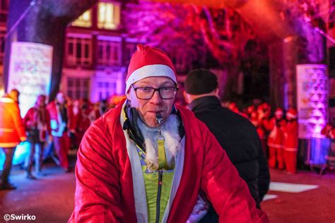 600 Kerstmannen En Vrouwen Rennen Door Aalst “met Jenever En Chocomelkbevoorrading” Foto