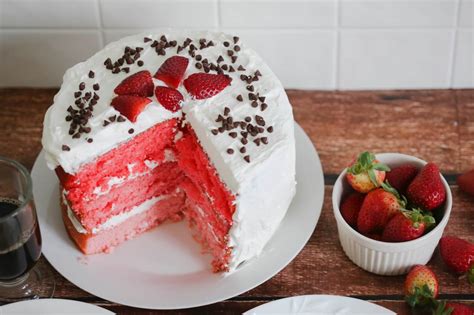 Pink Ombr Strawberry Cake With Whipped Cream Frosting