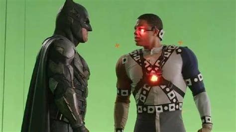 Zack Snyders Justice League Behind The Scenes Photo Shows Snyder Assembled With The Entire Team