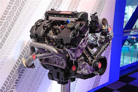 First Look Inside The Ford Gt350s Flat Plane Crank 52l V8 Hot Rod
