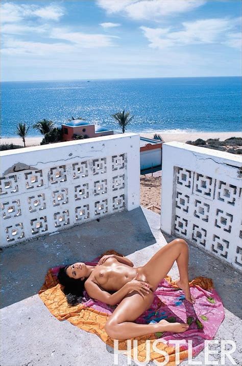 Free Porn Pics Of Beautiful Babe Sunny Leone Posing Outdoor Mypornstarbook Net