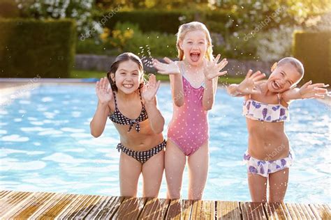 M Dchen Spielen Im Schwimmbad Stockfotografie Lizenzfreie Fotos