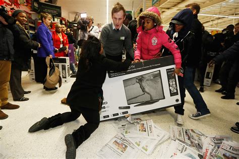 Black Friday Frenzy In Britain And The Us Photos Of Shoppers Fighting