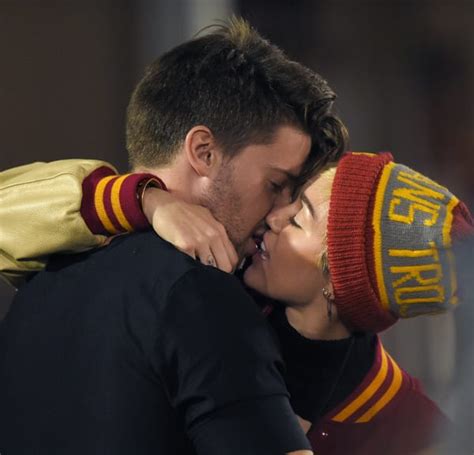 Miley Cyrus Y Patrick Schwarzenegger ¡que Viva El Amor Foto 2