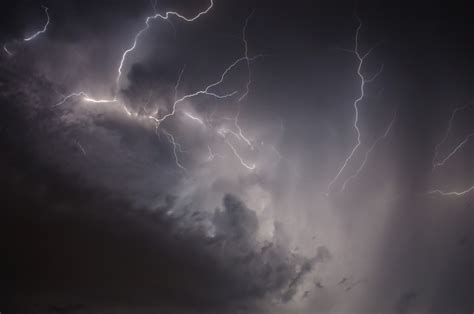 图片素材 性质 天空 晚 大气层 天气 风暴 黑暗 电力 能源 云彩 雷雨 现象 一道闪电 卸货 自然的力量