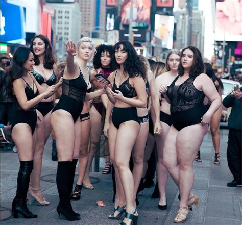 It is time for the victoria's secret models to parade the runway in extravagant lingerie. Modelos 'curvy' colapsan Times Square en contra de ...