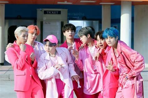 Boy With Luv De Bts Devient Le Mv Dun Groupe De Garçons Coréen Plus