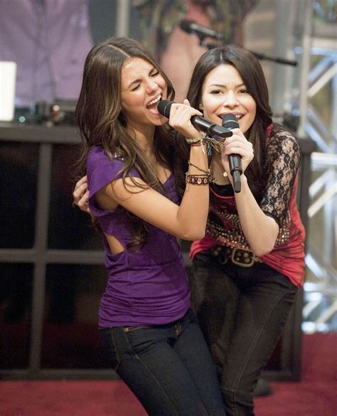 Tv Movie Review Icarly Season 4 Iparty With Victorious