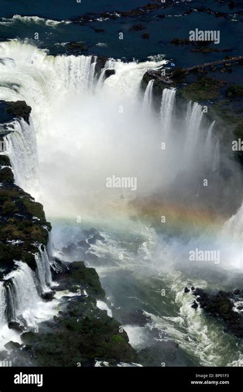 Vista Aérea De Las Cataratas Del Iguazú Con Arco Iris El Parque