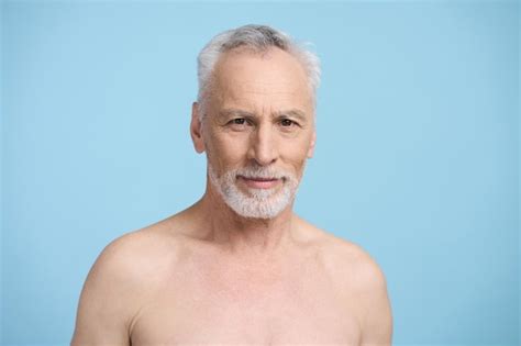 Retrato Confiado De Un Hombre Guapo Mayor Sonr E A La C Mara De Pie Con Los Hombros Desnudos