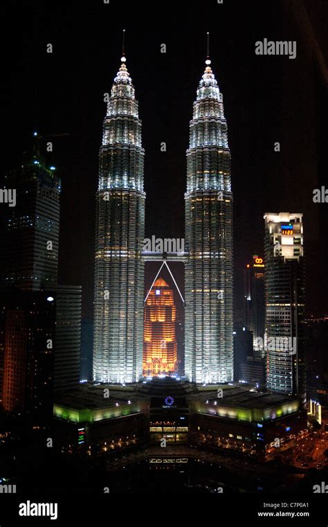 The Petronas Towers At Night Kuala Lumpur Stock Photo Alamy