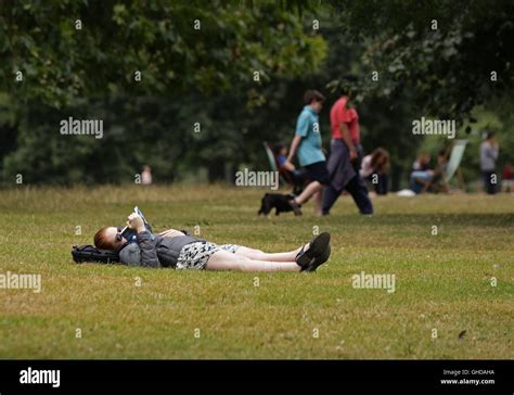 People Enjoying The Warm Weather In Hyde Park London Stock Photo Alamy