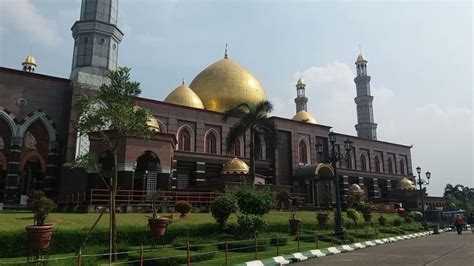 Melihat Keindahan Arsitektur Masjid Dian Al Mahri Kubah Emas Depok