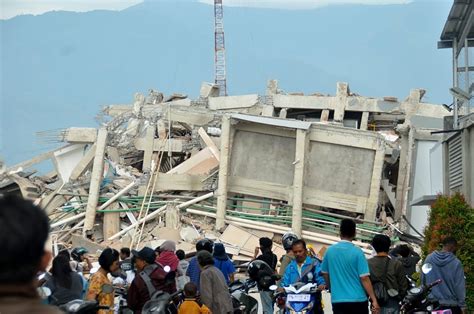 Terremoto in Indonesia, 832 morti e decine di dispersi: sepoltura di