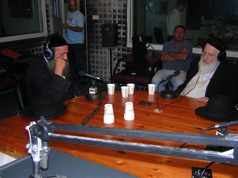 דוד, כמו האחים גת ולא מעט מוזיקאים אחרים שחזרו בתשובה, מצא עצמו מנגן במקביל ברחוב כדי לחיות את הקריירה המוזיקאלית בסופו של דבר, מי שפרץ את הדרך בגדול לי ולשכמותי, היו הזמרים שולי רנד ואביתר בנאי. שולי רנד מראיין - שער ברסלב