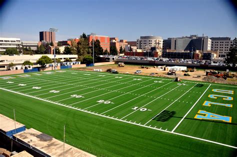 The width of the field is divided by hash marks indicating each individual yard line and are placed in line with the goal so the college football field dimensions are the same size as the nfl field (120 yards and 53 1/3 yards wide). Football Turf | AstroTurf