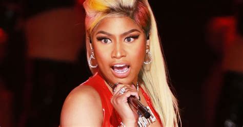 Emisoras Unidas Nicki Minaj muestra de más por accidente de vestuario