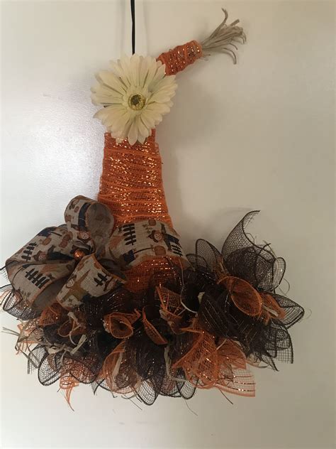 See more ideas about diy scarecrow costume, scarecrow costume, diy scarecrow. Scarecrow hat wreath made by me super easy | Scarecrow hat, Diy halloween wreath, Fall ...