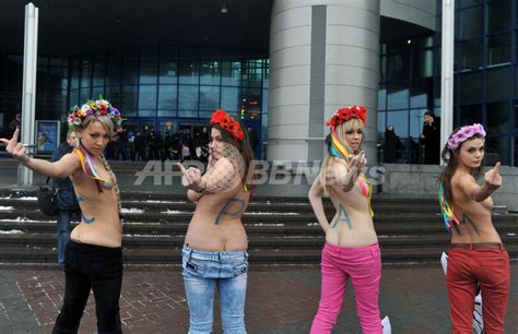 ウクライナの女性団体「femen」、トップレスで抗議活動 写真3枚 国際ニュース：afpbb news