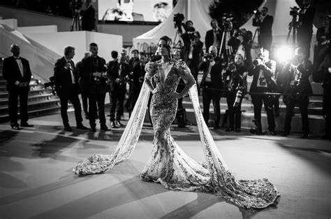Cannes Film Festival 2019 हिना खान ने डीप नेक गाउन में किया डेब्यू