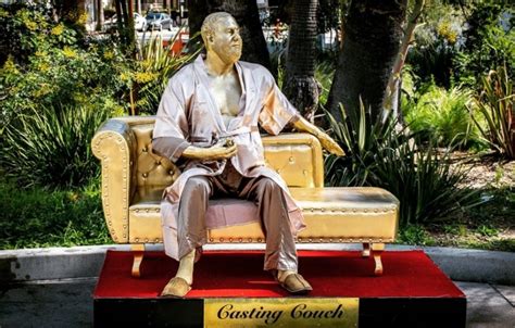 На диване с Харви в Голливуде установили статую скандального