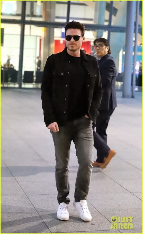 Bodyguard Star Richard Madden Arrives In London Photo 4176886 Pictures Just Jared