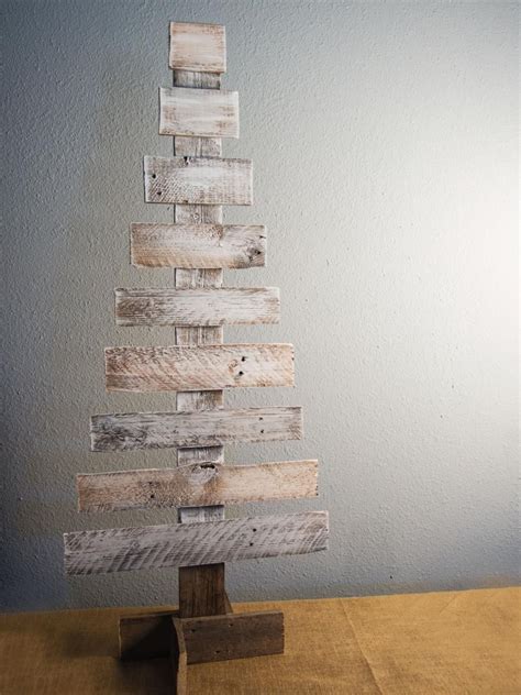 Turn An Old Wooden Pallet Into A Delightfully Folksy Christmas Tree