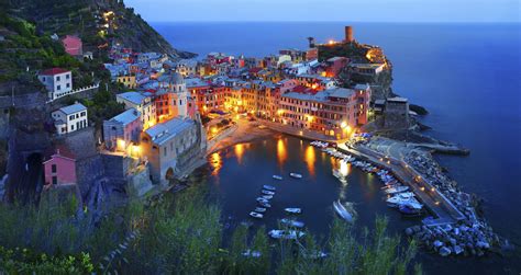 Lights Coming Up In Vernazza Italy Italië Nacht