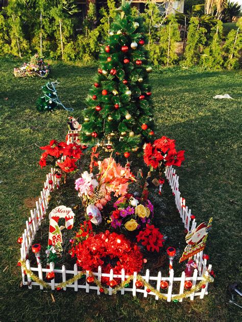 50 Grave Decorations For Christmas To Honor Your Loved Ones During The