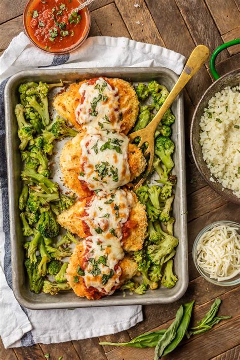 This baked chicken parmesan is one of the yummiest and easiest dinner ideas you'll ever try!! Baked Chicken Parmesan Recipe - Easy Chicken Parmesan