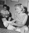 Marilyn at a Milk Fund for Babies charity event, 1957. Marilyn Monroe ...