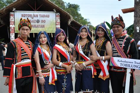 un groupe de personnes de tribu de kadazan dusun tobilung de sabah malaysian borneo image