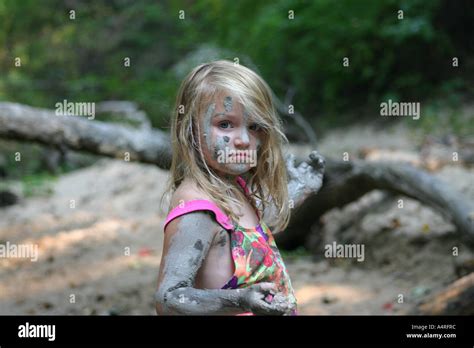Junge Mädchen Spielen Im Schlamm Stockfotografie Alamy