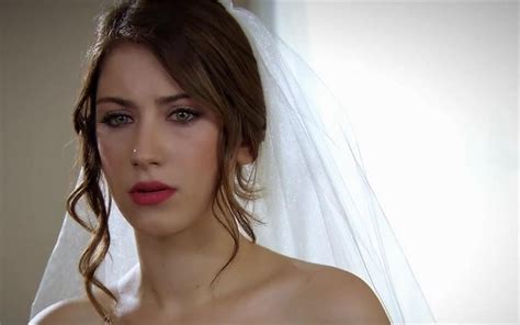 Hazal Kaya Yeni Diziyle Geri D N Yor