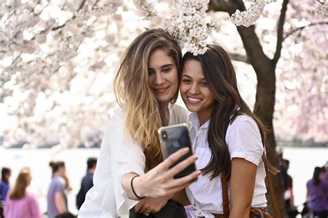 Study Selfie Takers Viewed As Self Absorbed Less Successful