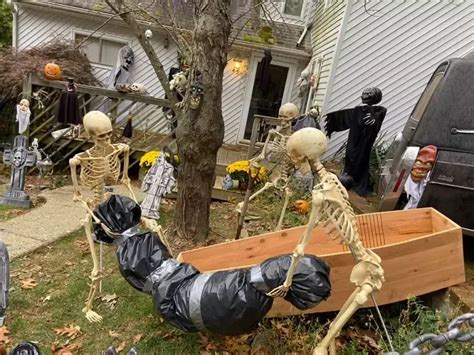 Skeletons Holding Dead Body Halloween Decoration For Yard Halloween