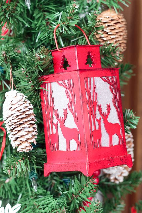 Christmas Door Decorations To Remind You Of A Cozy Cabin