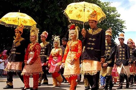 Perbedaan 2 Budaya Di Indonesia Di Aceh Dan Budaya Jawa Tengah