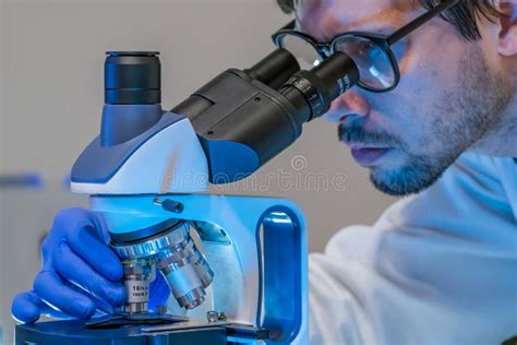 Cientista Em Laboratório Está Olhando Dentro Do Microscópio