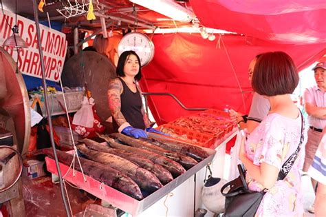 Pasar Ikan Richmond Wanita Muda Yang Menjual Ikan Pelanggan Foto Stok