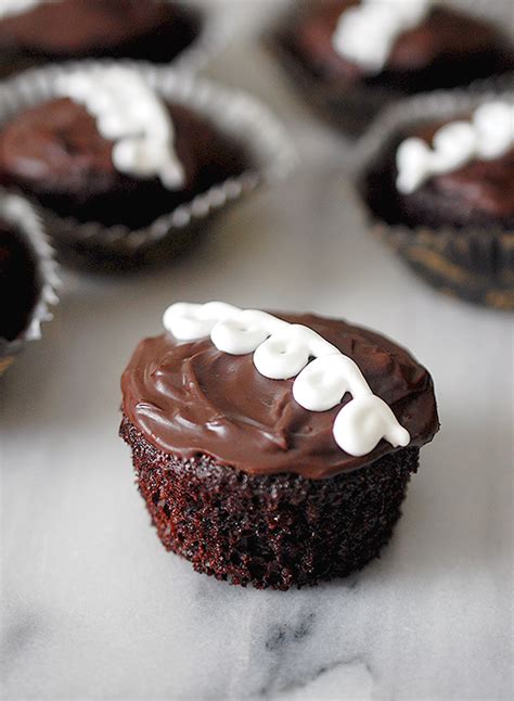 Copycat recipes are so much fun! Copycat Hostess chocolate cream filled cupcakes - Eva Bakes