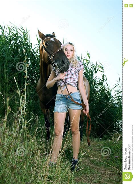 Elle excite son chien et le suce afin de baiser avec lui. Femme Avec Le Cheval Photo libre de droits - Image: 20624325