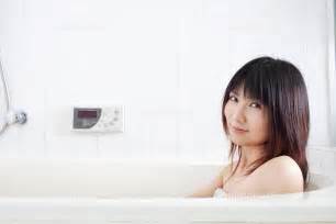 お風呂に入る女性 写真素材 1230417 フォトライブラリー photolibrary
