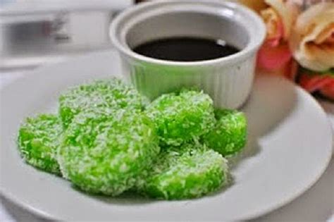 Letakkan gula melaka dan gentel menjadi bulat. KUIH LOPES DAN AIR GULA MELAKA - Resepi Sheila Rusly