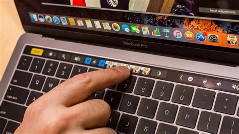 Microsoft ‘đá đểu Thanh Cảm ứng Touch Bar Trên Macbook Pro