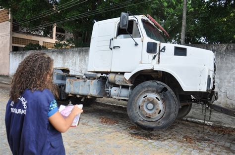 Postura Recolhe Caminhão Abandonado No Bairro Varanda Do Visconde Campos 24 Horas Seu Jornal