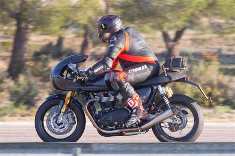 Triumph aimed at creating limited series of its own vehicles, created by the british factory, in order to guarantee its buyers the reliability that private fitters could not provide. Special edition Triumph Thruxton R incoming