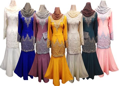 Although baju kurung is the generic name of the attire for both males and females, in malaysia, the female dress is referred to as baju kurung while the the baju kurung teluk belanga originated, as its name implies, from teluk belanga, in the island of singapore, which was previously the capital of the. KOLEKSI EDELWEISS Baju Pengantin,Baju Nikah dan Tunang Muslimah Terkini: 7 Warna Baju Kurung ...
